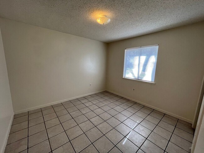 Foto del edificio - 841 Meadow Ln