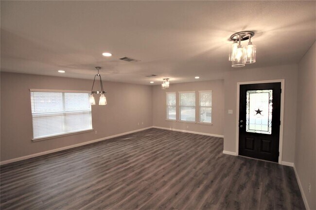 Building Photo - 1109 Del Roy Dr