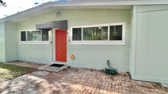 Building Photo - Completely Remodeled 3 BR  2 Bath Annual R...