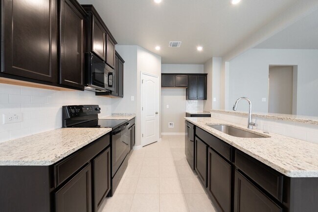 Foto del edificio - Charming 4 Bedroom Home in Troy – Ideal Lo...