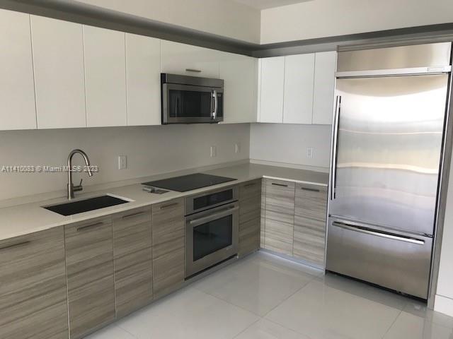 Building Photo - 1300 Brickell Bay Dr