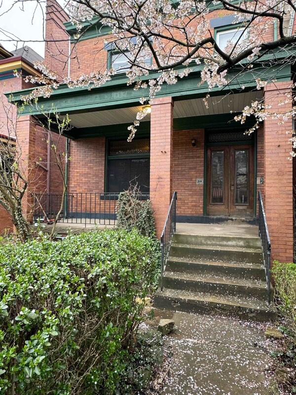 Primary Photo - 219 Gross St