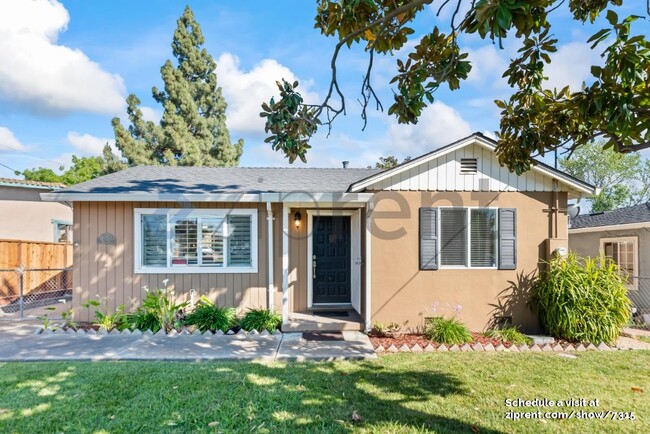 Building Photo - 3534 E Hills Dr