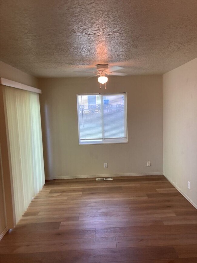 Foto del edificio - 3 bed, 1.5 bathroom - Two Story Twin Home