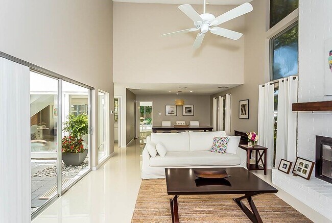 Foto del edificio - 16351 Craighurst Dr