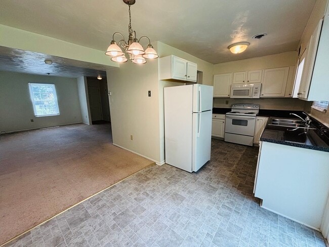 Building Photo - 2 Bedroom, 1.5 Bath Townhouse