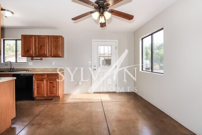 Building Photo - This charming ranch is ready for your pers...