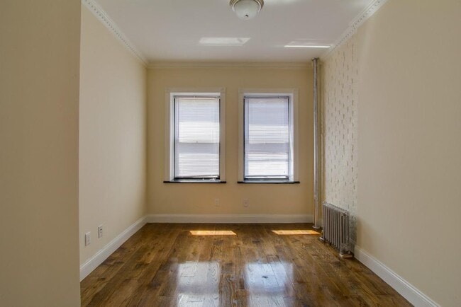 Building Photo - 635 E 6th St