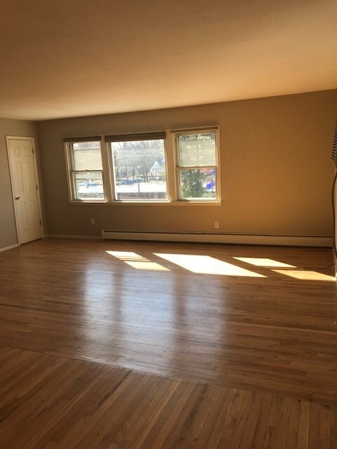 Building Photo - 37 Country Village Ct