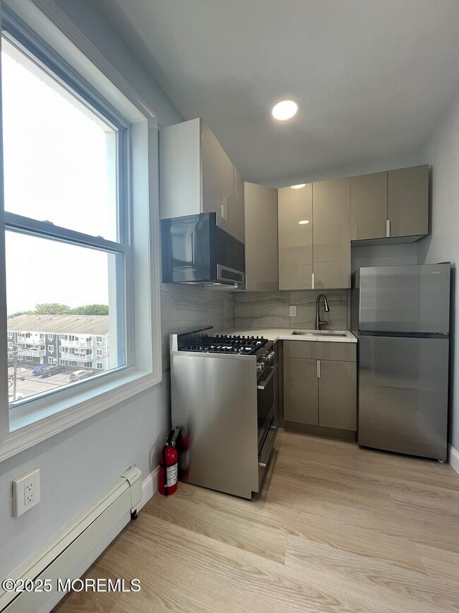 Building Photo - 201 Lareine Ave