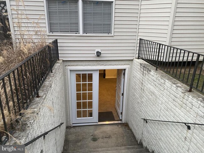 Building Photo - 9840 Farm Pond Rd