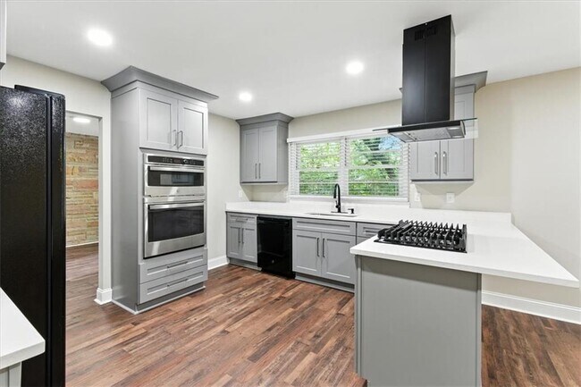 Building Photo - 893 Woodmere Dr NW