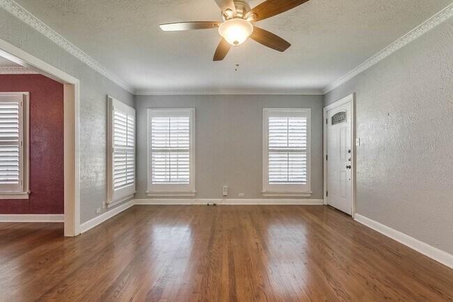 Building Photo - Well Maintained 3 Bed 2 Bath with Large Ba...