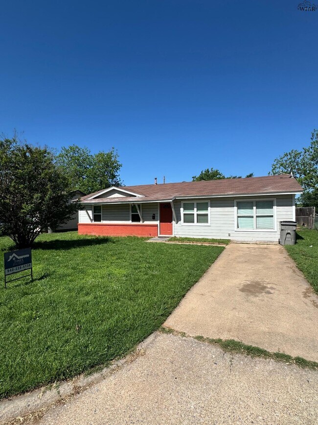 Building Photo - 1422 Tanbark Rd