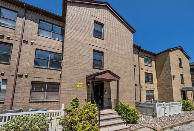 Foto del edificio - 6409 Liberty Ave