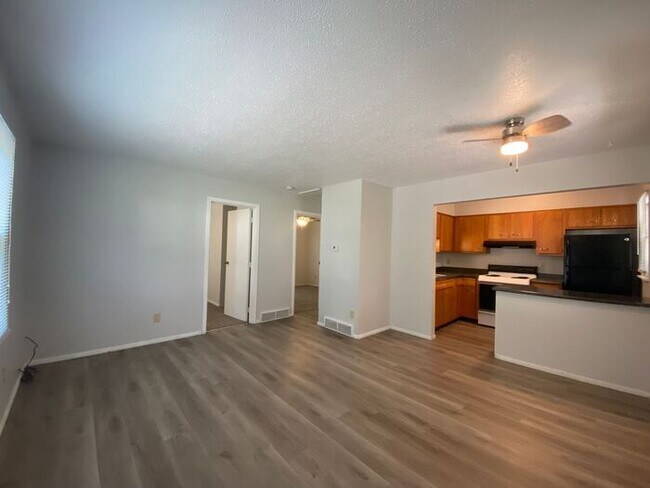 Foto del edificio - $1,250 | 2 Bedroom, 1 Bathroom Duplex | No...