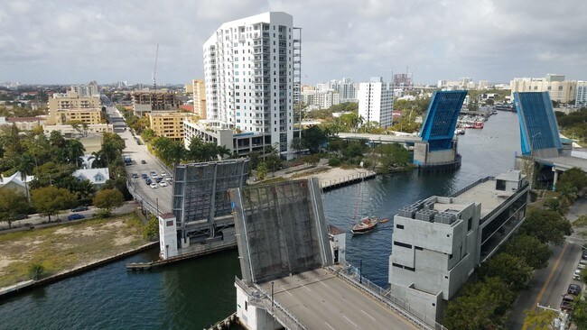 Foto del edificio - 10 SW South River Dr