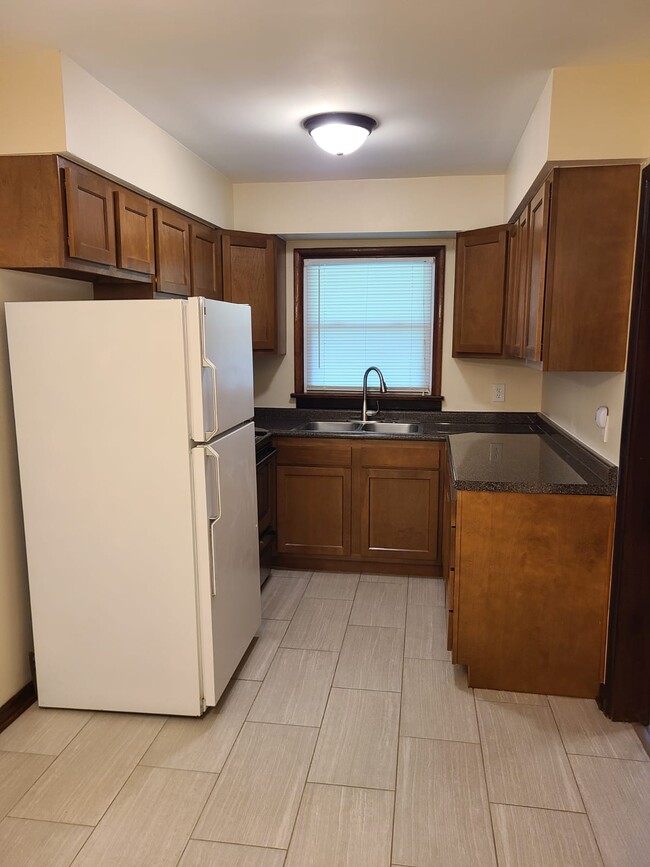Building Photo - 309 Woodview Ave