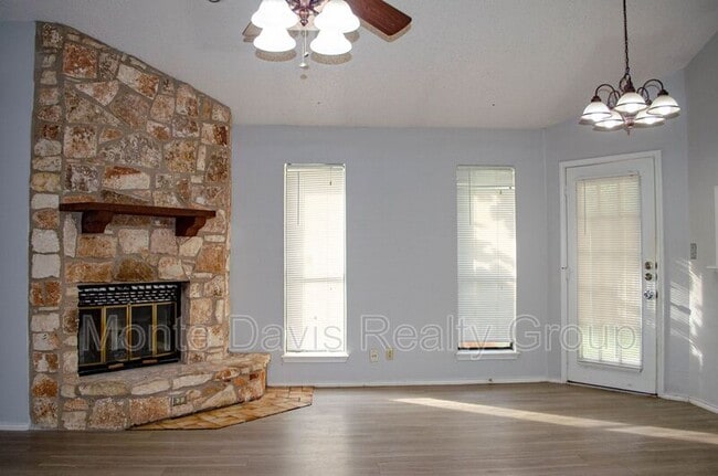 Building Photo - 8701 Piney Point Dr