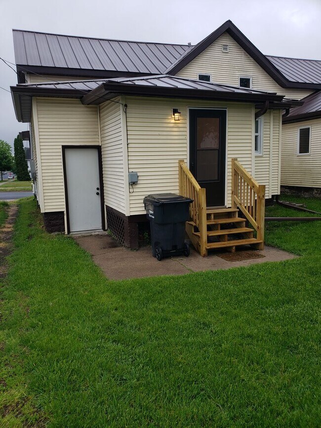 Building Photo - 3 Bed 1 Bath in Tomah, WI