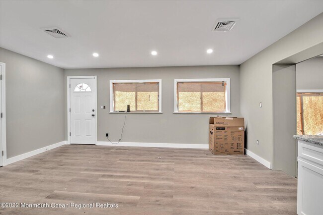 Building Photo - 192 W 5th St