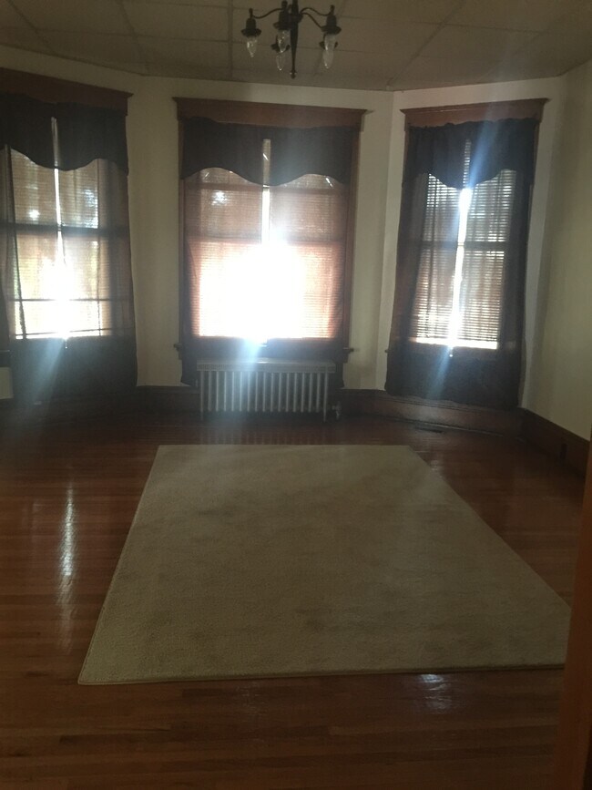 204 Crawford Ave, Dixon, IL 61021 Townhouse for Rent in Dixon, IL