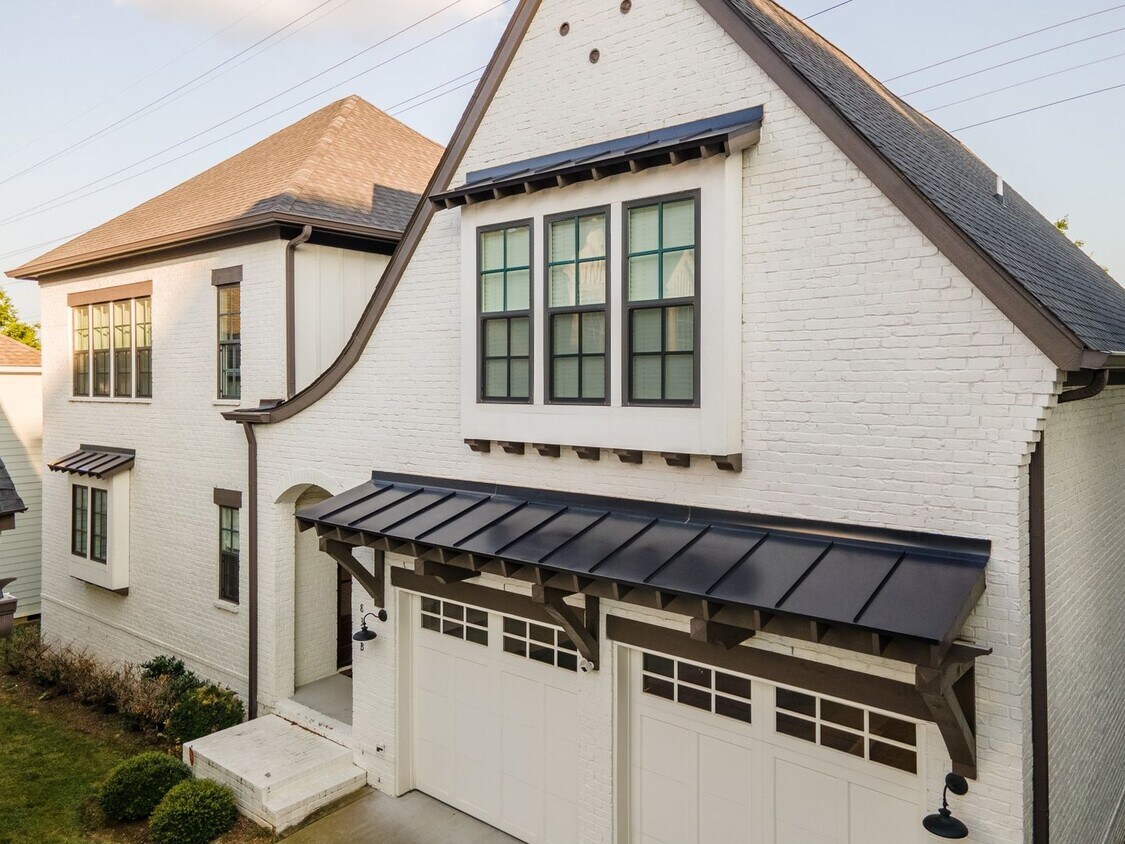 Foto principal - **LIKE-NEW, HIGH-END EXECUTIVE HOME WITH I...