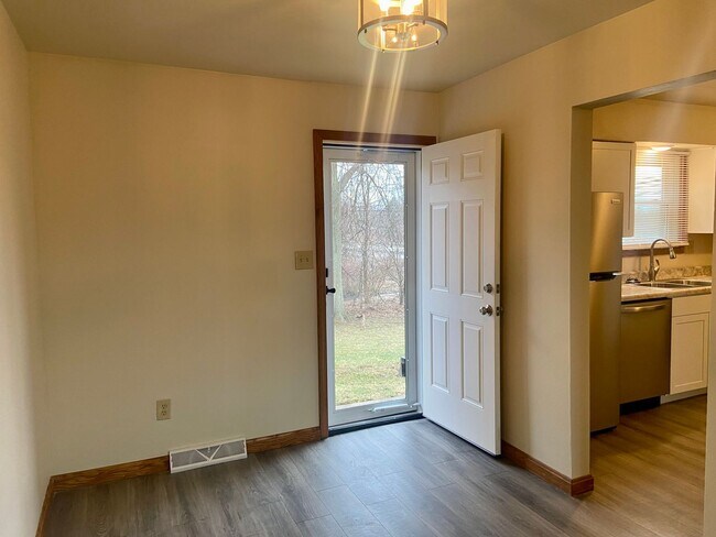 Building Photo - 2904-2910 Tamarack Drive