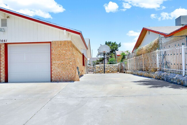 Building Photo - Eastside 3 Bdrm 2 Bath