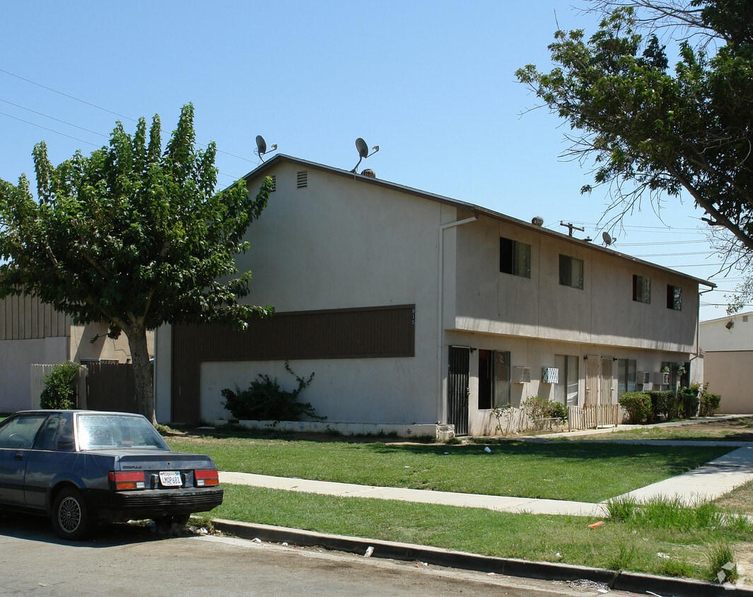 Building Photo - 915 N Vicentia Ave