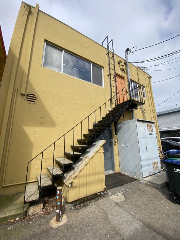 Foto del edificio - 302 1/2 Marine Ave
