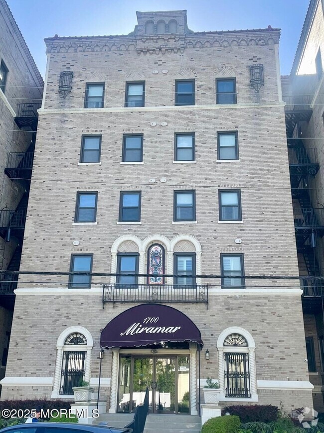 Building Photo - 1700 Webb St