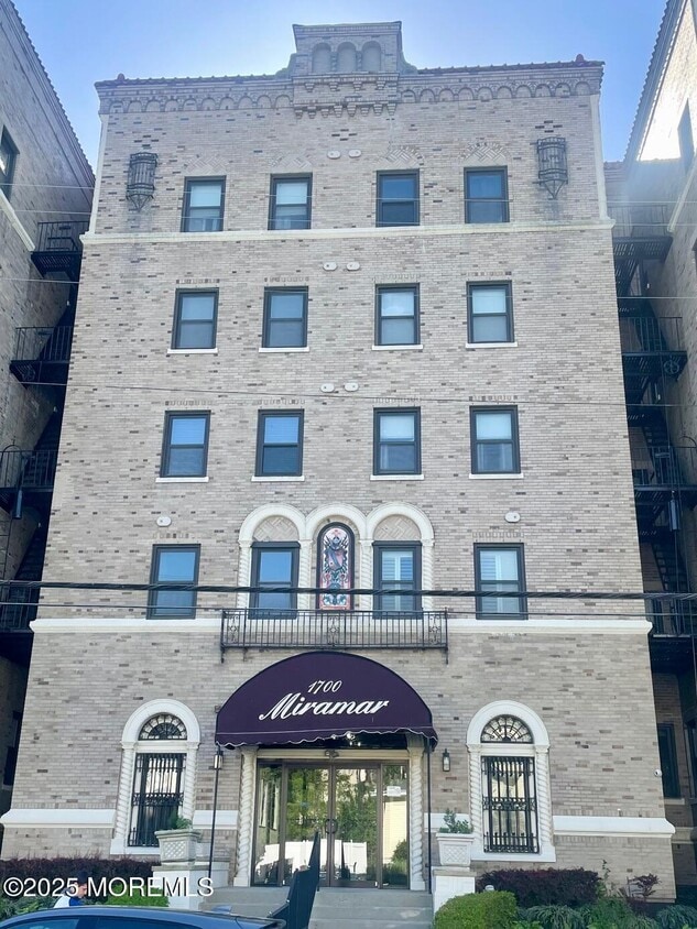 Foto principal - 1700 Webb St
