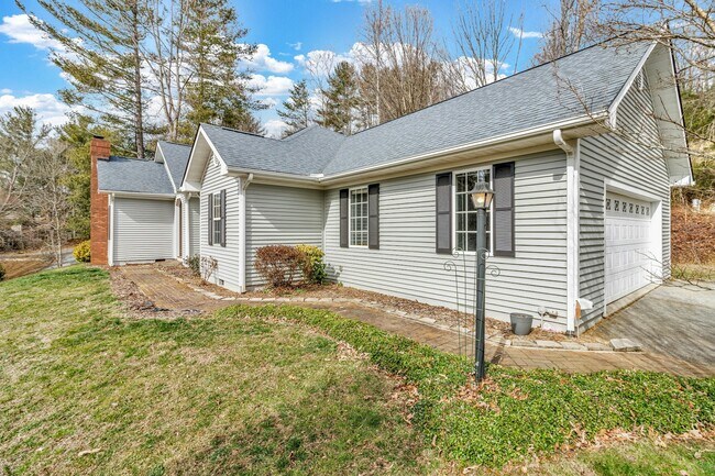 Foto del edificio - 12 Bethel Dr