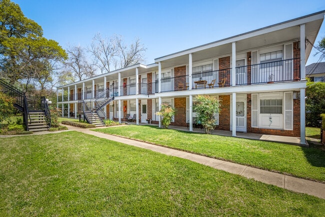 Building Photo - Colonial Oaks Apartments