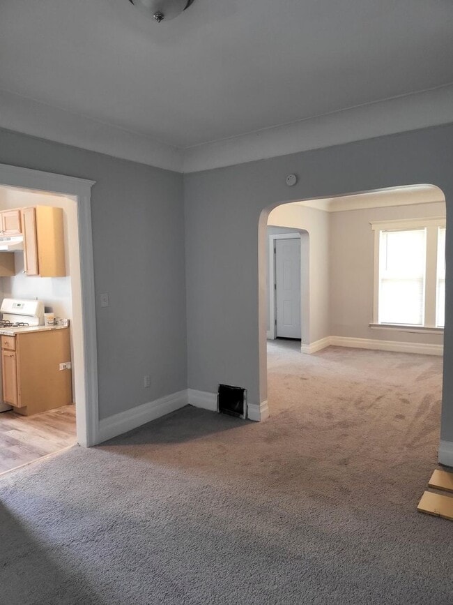 Building Photo - $ 1100 - 3 Bedroom 1 Bath