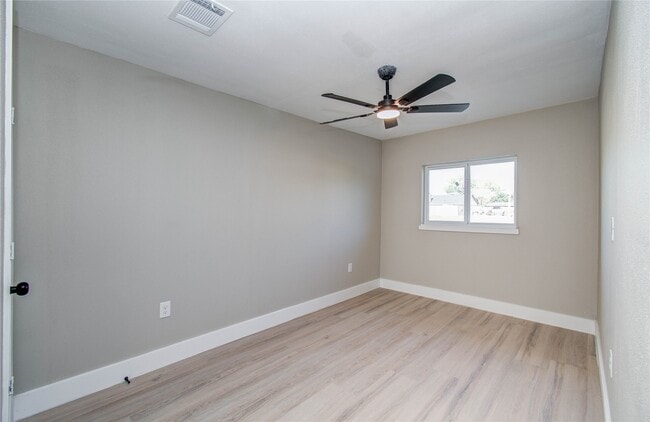 Building Photo - 7918 Bayside Dr