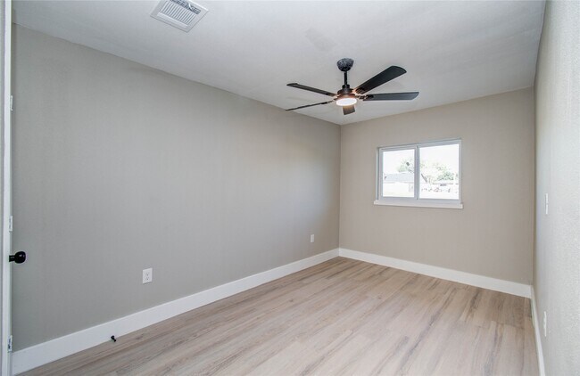 Foto del edificio - 7918 Bayside Dr