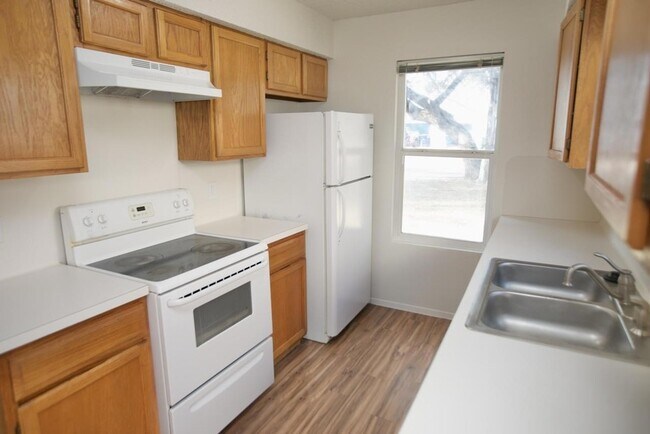 Building Photo - 8804 Piney Point Dr