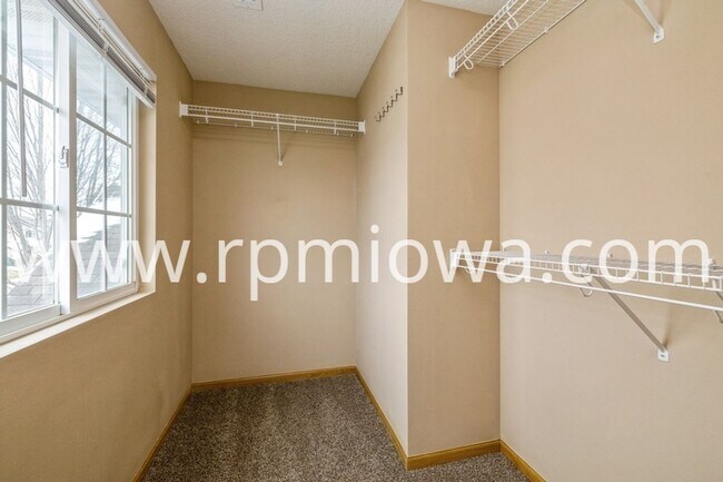 Foto del edificio - WEST DES MOINES TWO-STORY!! 4 Bedroom, 3.5 Bathrooms!