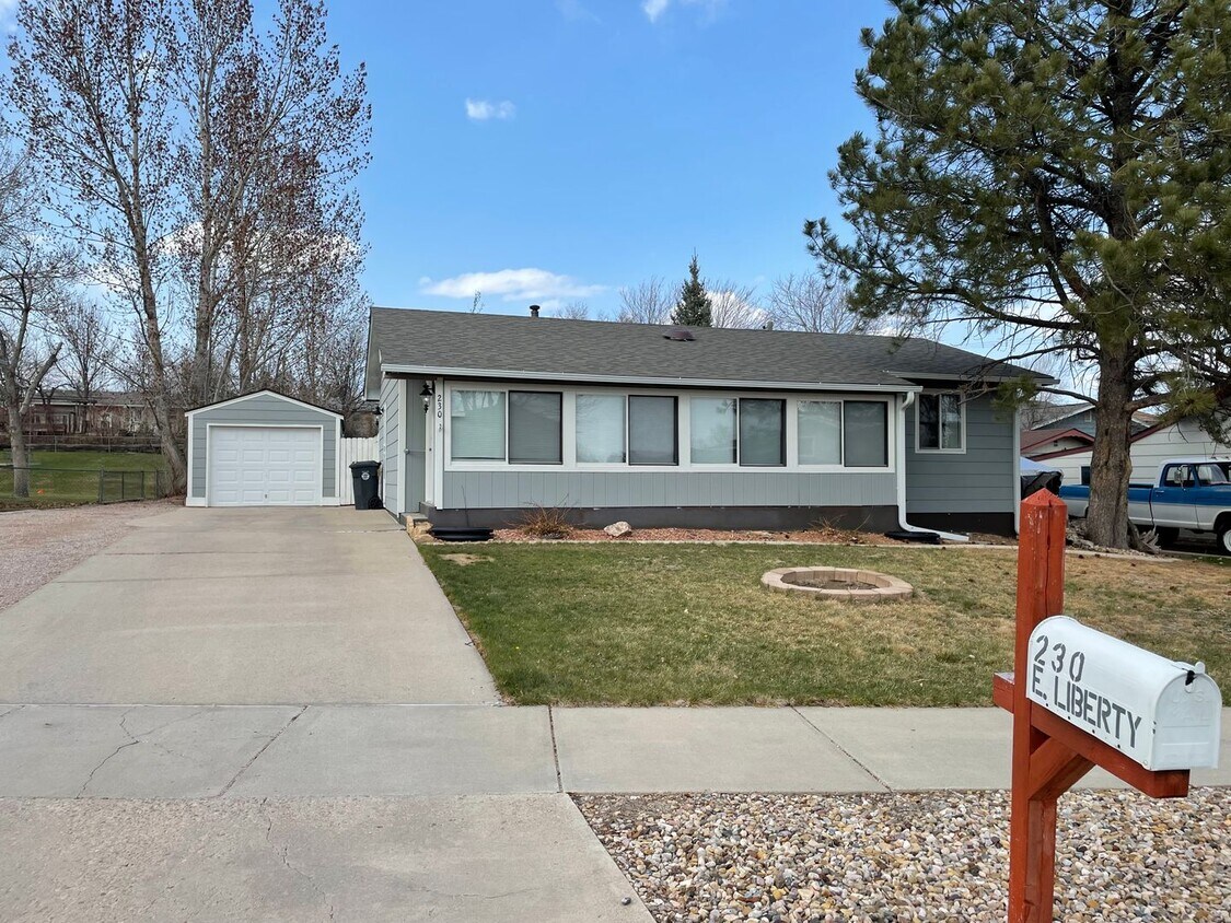 Primary Photo - ~ APPLICATIONS PENDING ~ 4 bedroom, 2 bath...
