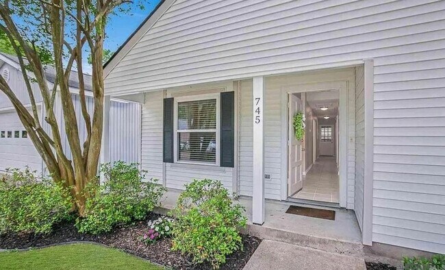 Foto del edificio - 745 Stoney Creek Ave