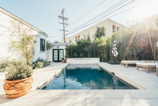 Foto del edificio - 6652 Lindenhurst Ave