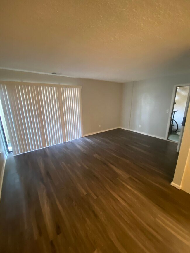 Building Photo - 2 Bedroom 1 Bathroom in High Hollows