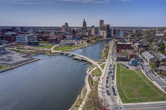 Foto del edificio - 555 S Water St