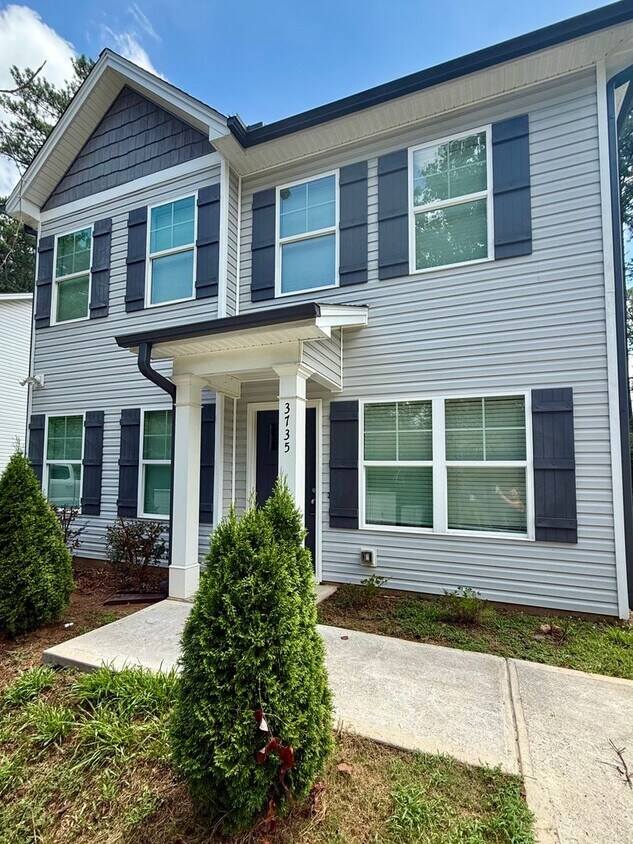 Primary Photo - 2/2.5 single family home near Lake Lanier