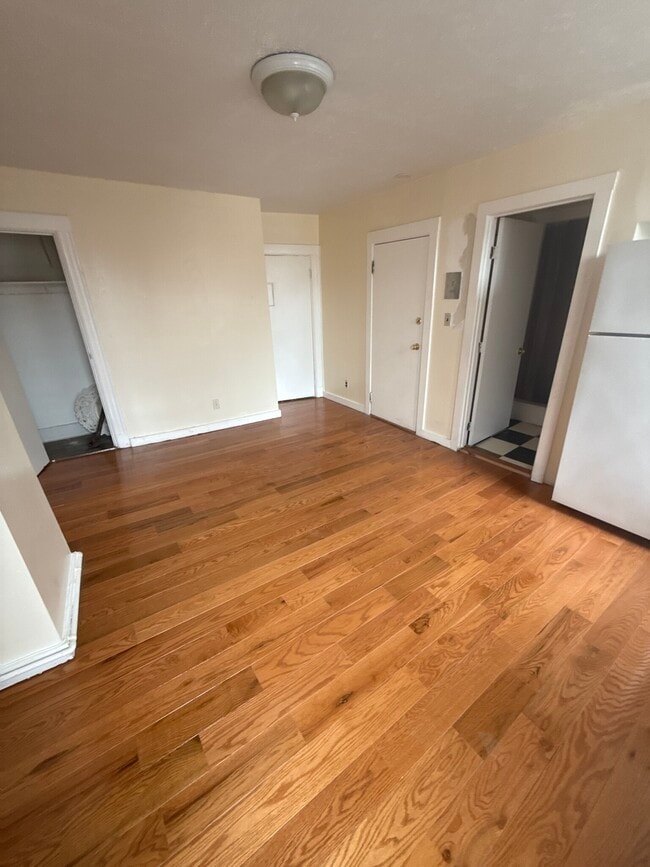 Building Photo - 42 Anderson St