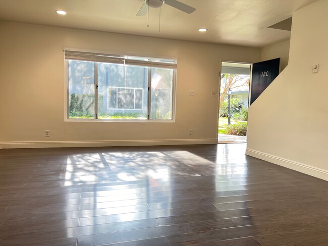 Building Photo - 1107 W Memory Ln