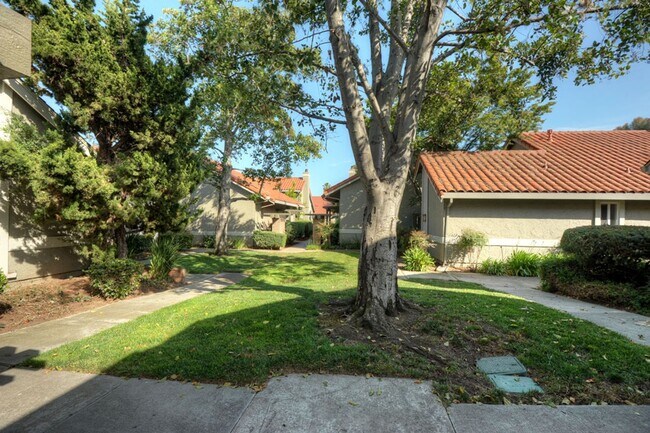 Foto del edificio - Beautiful Remodeled Home w/Attached 2 Car ...