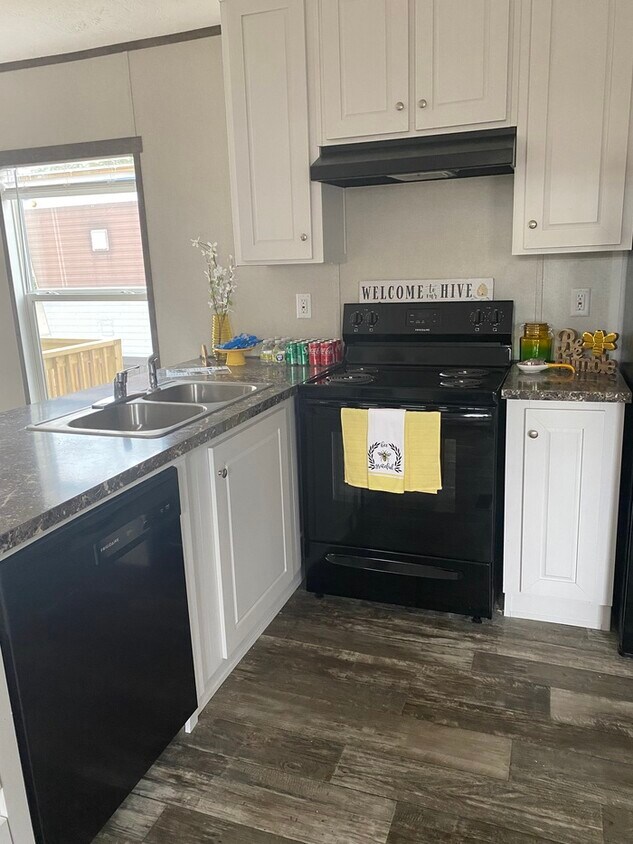 Primary Photo - Beautiful 2 Bedroom 1 Bath Home/ Tax Refun...
